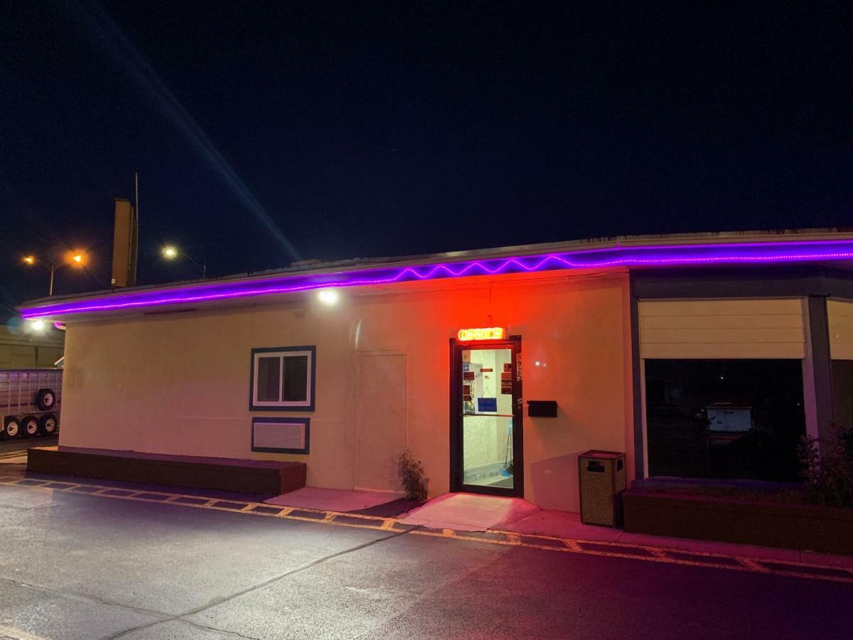 Western Holiday Motel Wichita Eksteriør billede